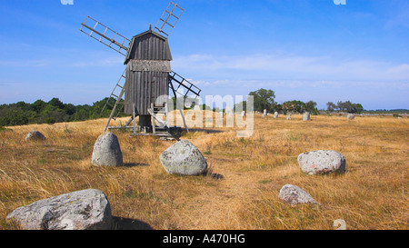 Steinkreis und Windmühle, Insel Öland, Schweden Stockfoto