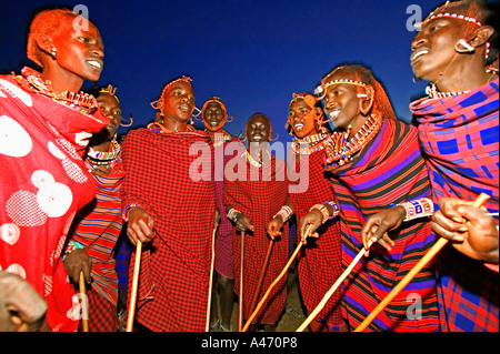 Maasai Krieger stehen im Kreis getan, um Passagen im Leben wie Beschneidung und Ehe Kenia feiern singen singen Stockfoto