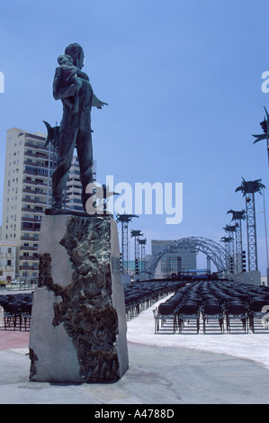 Entlang des Malecon eine Statue von Jose Marti interessieren, halten Elian Gonzalez vor und zeigte auf die USA bauen Havanna Kuba Stockfoto