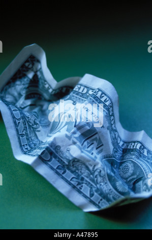 Ein zerknittertes US-Dollar zeigt des Rückgangs in den Wert des US-Dollars Stockfoto