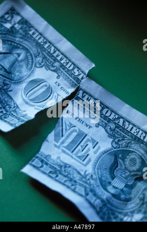 Zerrissene Dollarnote ausstellen eine Schwäche in der Wirtschaft oder dem US-dollar Stockfoto