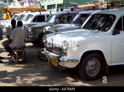 Botschafter Taxis aufgereiht für Verleih, Pondicherry, Südindien Stockfoto