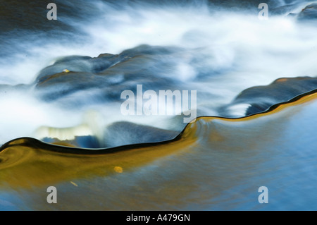 Zusammenfassung der Wasserfall im Bergbach hautnah Stockfoto