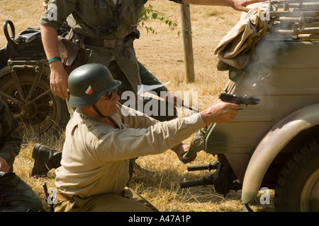 WWII Kriegsspiele deutschen Soldaten schießen Pistole Stockfoto