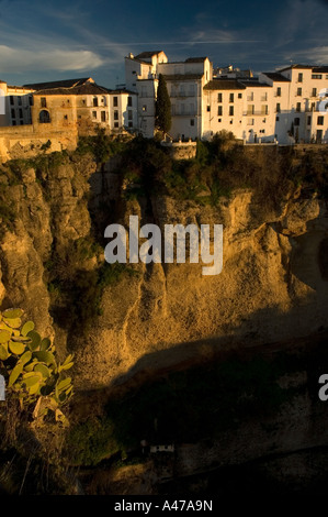 Abendlicht an der alten Stadt Ronda/Rhonda, Spanien, oberhalb der Schlucht. Stockfoto