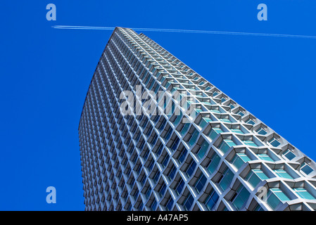 Centre Point Tower an der Ecke von New Oxford Street und Charring Cross Road London UK mit Dampf-trail Stockfoto