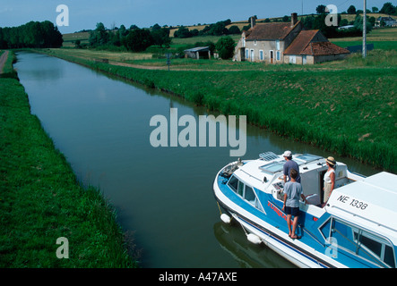 Schiff auf canal du Nivernais Stockfoto