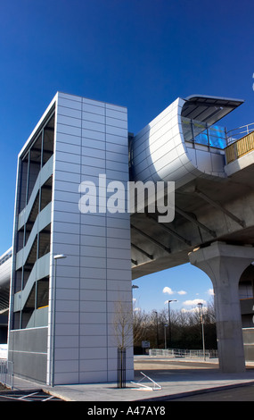Pontoon Dock DLR-Bahnhof durch die Thames Barrier Park in East London Stockfoto