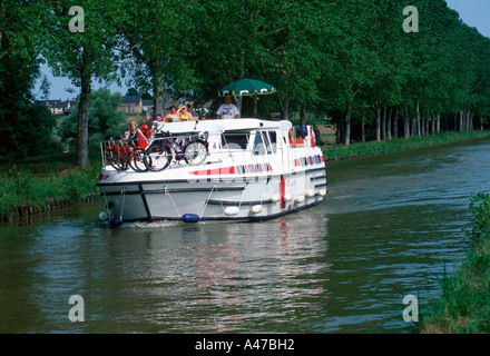 Schiff auf canal du Nivernais Stockfoto