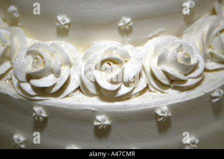 Weiße Rosen aus Kuchen Sahnehäubchen auf eine Hochzeitstorte gemacht Stockfoto