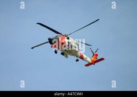 Blick von unterhalb der Vereinigte Staaten Küstenwache Hubschrauber Stockfoto