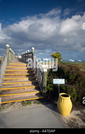 Don t Spaziergang barfuß Zeichen karibischen Strandpromenade Stockfoto