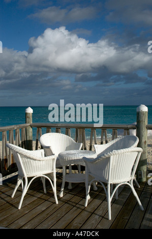 Terrasse am Meer mit geflochtenen Stühle Tisch blauen Himmel Strand Stockfoto