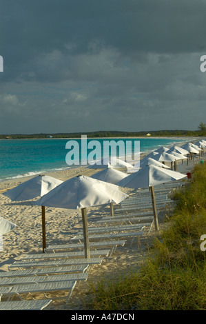 Strand mit Sonnenschirmen und Liegestühlen Stockfoto