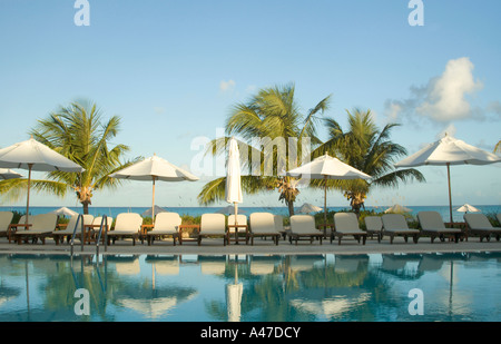 Schwimmbad im Luxus-Resort mit Liegestühlen und Sonnenschirmen blauer Himmel Stockfoto