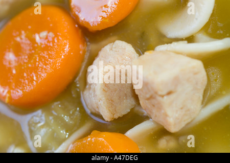 Türkei-Nudelsuppe mit Karotten in Schüssel Makro Stockfoto