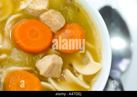 Türkei-Nudelsuppe mit Karotten in Schüssel Makro Stockfoto
