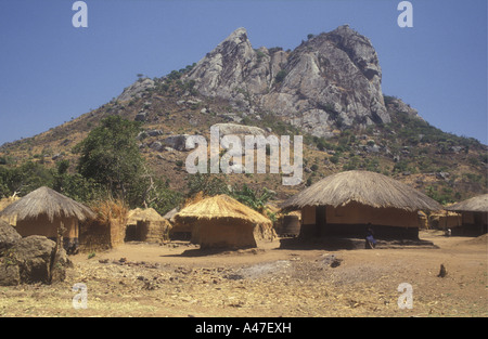 Traditionelles Dorf in der Nähe von Nkhoma Malawi mit Lehm und Flechtwerk runden Hütten oder Rondavels mit Strohdächern Stockfoto