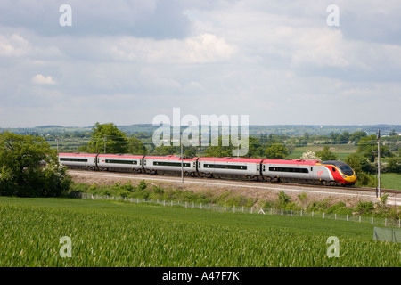 Klasse 390 Pendolino kippen EMU mit einem Virgin West Coast-Service in der Nähe von Blisworth Stockfoto