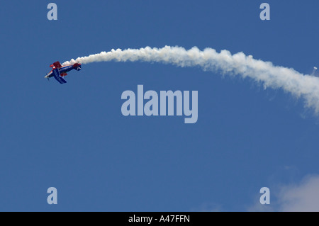 US Air Force Reserve Command Trick Doppeldecker fliegt kopfüber mit Strom von Rauch über den Himmel auf der Chicago Air Show 2006 Stockfoto