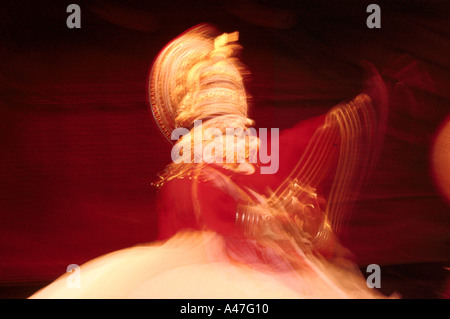 Eine Kathakali-Darsteller in einer Aufführung von Mahabharata in Kerala Kalamandalam, staatliche Akademie für Kathakali, Kerala Indien Stockfoto