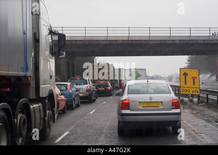 Schlechte Fahrbedingungen bei Schnee und Nässe gesehen durch Auto Windschutzscheibe auf britische Autobahn, England, UK Stockfoto