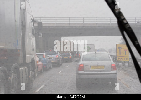 Schlechte Fahrbedingungen bei Schnee und Nässe gesehen durch Auto Windschutzscheibe auf britische Fahrbahn, England, UK Stockfoto