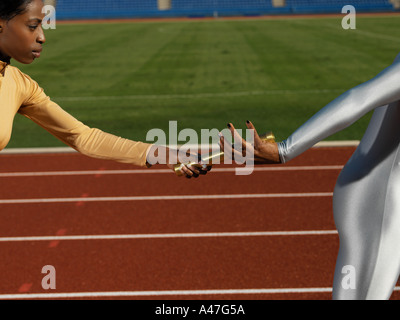 Frauen, die einen Staffellauf Stockfoto