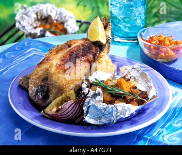 Ganzes gegrilltes Hühnchen mit Gemüse im Freien Szene Redaktion Essen Stockfoto