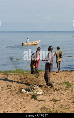 Fischer bringen fangen am Ufer von Lake Albert, Nord-Uganda, Ostafrika Stockfoto