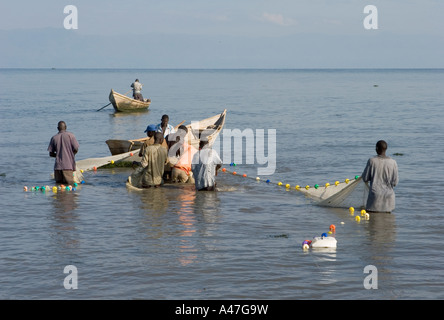 Fischer bringen fangen am Ufer von Lake Albert, Nord-Uganda, Ostafrika Stockfoto