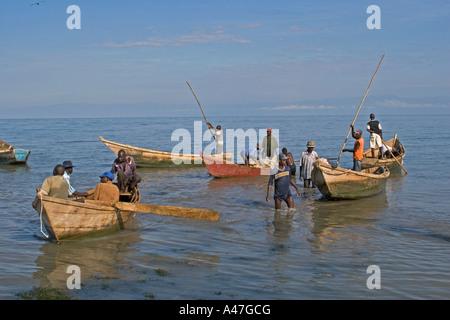 Fischer bringen fangen am Ufer von Lake Albert, Nord-Uganda, Ostafrika Stockfoto