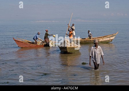 Fischer bringen fangen am Ufer von Lake Albert, Nord-Uganda, Ostafrika Stockfoto