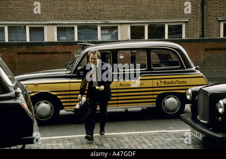 raus aus dem Taxi Waterloo 1999 1999 Geschäftsmann betonte Stockfoto