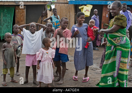 Dorf-Kinder mit erwachsenen Frau in abgelegenen Fischerdorf, Albertsee, Nord-Uganda, Ostafrika Stockfoto