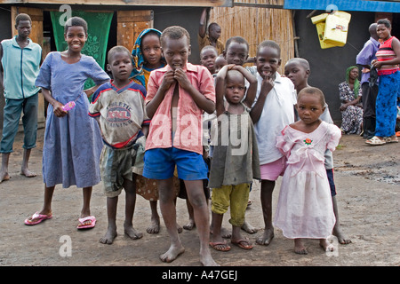 Lokalen Dorfkinder in abgelegenen Fischerdorf, Albertsee, Nord-Uganda, Ostafrika Stockfoto