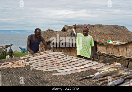 Zwei Fischer Verkauf lokal gefangenem Fisch im Markt der abgelegenen Fischerdorf, Albertsee, Nord-Uganda, Ostafrika Stockfoto