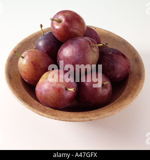 Eine Schüssel mit Pflaumen auf einem weißen Hintergrund redaktionelle Essen Stockfoto
