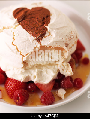 Ein Herz Pavlova für Valentinstag Dessert redaktionelle vegetarisch Stockfoto