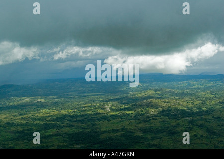 Luftaufnahme von tropischer Sturmwolken über westlichen Uganda, Ostafrika Stockfoto