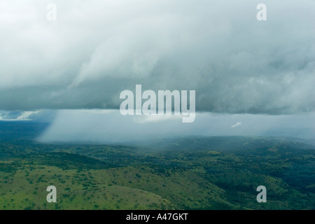 Luftaufnahme von tropischer Sturmwolken über westlichen Uganda, Ostafrika Stockfoto