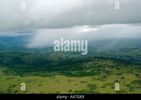 Luftaufnahme von tropischer Sturmwolken über westlichen Uganda, Ostafrika Stockfoto