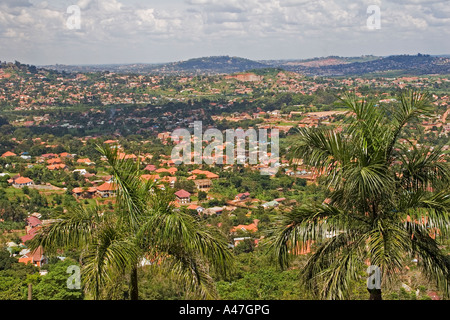UGANDA Ostafrika Kampala Kinder Bildung zwei jungen am Tisch zu Hause