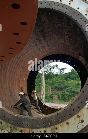 Sanierung der Kugel Mühle innen während des Baus der Goldmine Verarbeitung Pflanze, Ghana, Westafrika Stockfoto