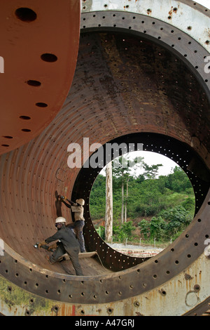 Sanierung der Kugel Mühle innen während des Baus der Goldmine Verarbeitung Pflanze, Ghana, Westafrika Stockfoto