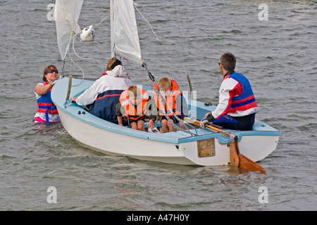 Familie im Boot in See stechen vor dem Segeln, Bosham, West Sussex, Südengland, Großbritannien vorbereiten, Stockfoto