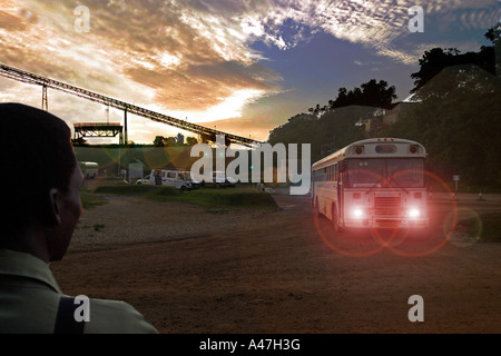 Am frühen Morgen Schichtwechsel. Bus mit Bergleuten Ankunft bei Goldmine, Ghana, Westafrika. Stockfoto