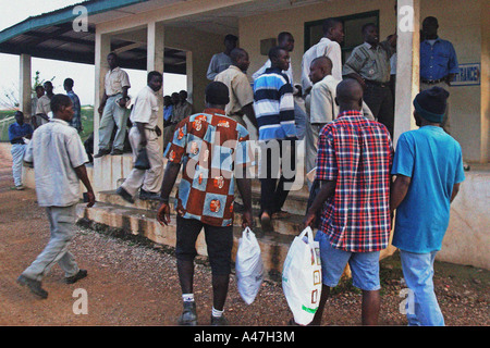 Am frühen Morgen Schichtwechsel. Ankunft für Bergleute arbeitest du Goldmine, Ghana, Westafrika. Stockfoto