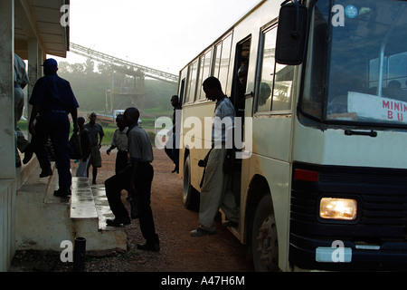 Am frühen Morgen Schichtwechsel. Ankunft für Bergleute arbeitest du Goldmine, Ghana, Westafrika. Stockfoto