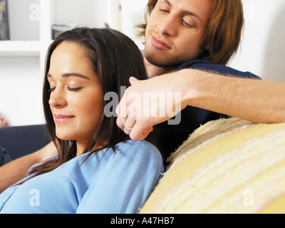 Mann streichelte Womans Haar Stockfoto